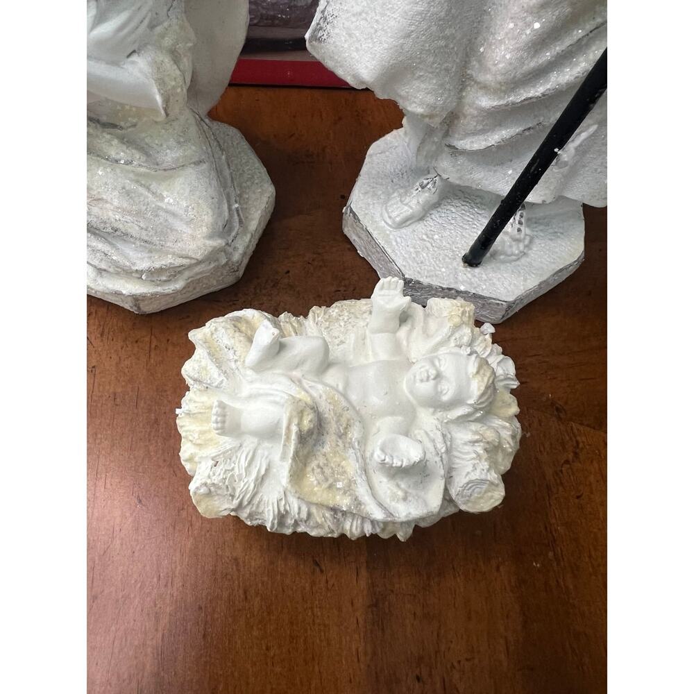 White glittery 3 piece Nativity Scene - Picture 3 of 10